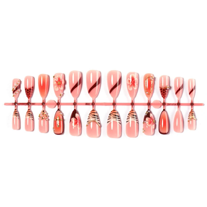 Kreatives Kunstnagelset mit floralen und glamourösen Akzenten Karnz
