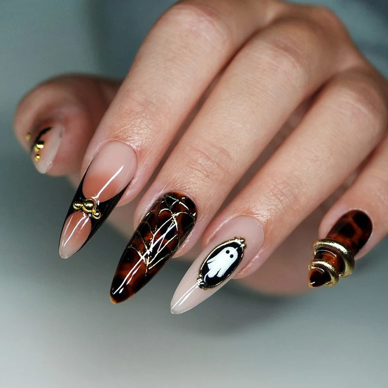 Kreatives Kunstnagelset mit floralen und geometrischen Designs Karnz