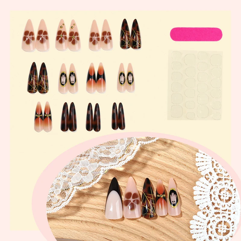 Kreatives Kunstnagelset mit floralen und geometrischen Designs Karnz