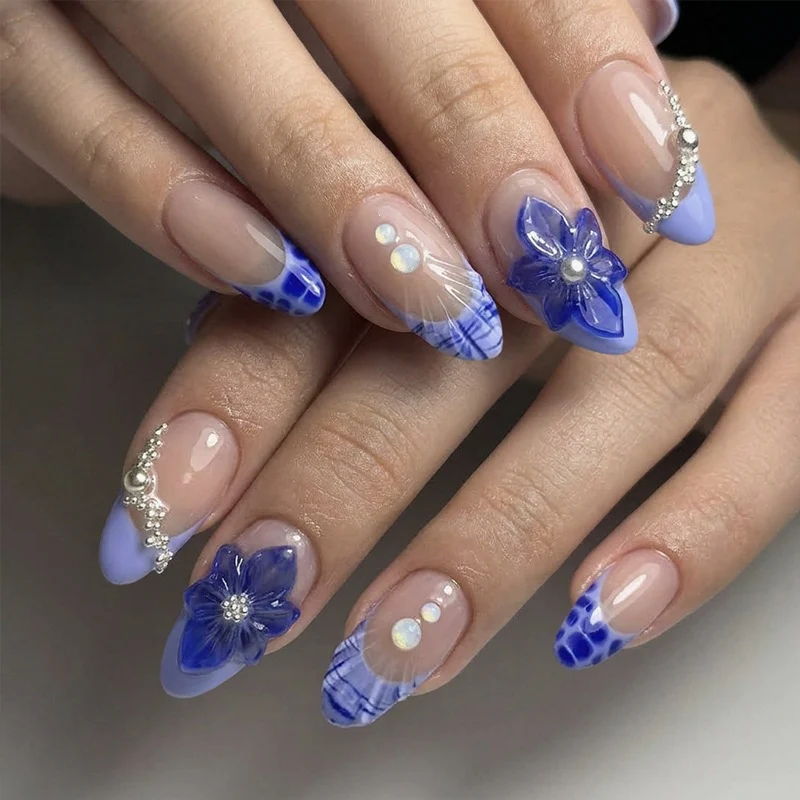 Kreatives Kunstnagelset mit floralen und geometrischen Akzenten Karnz