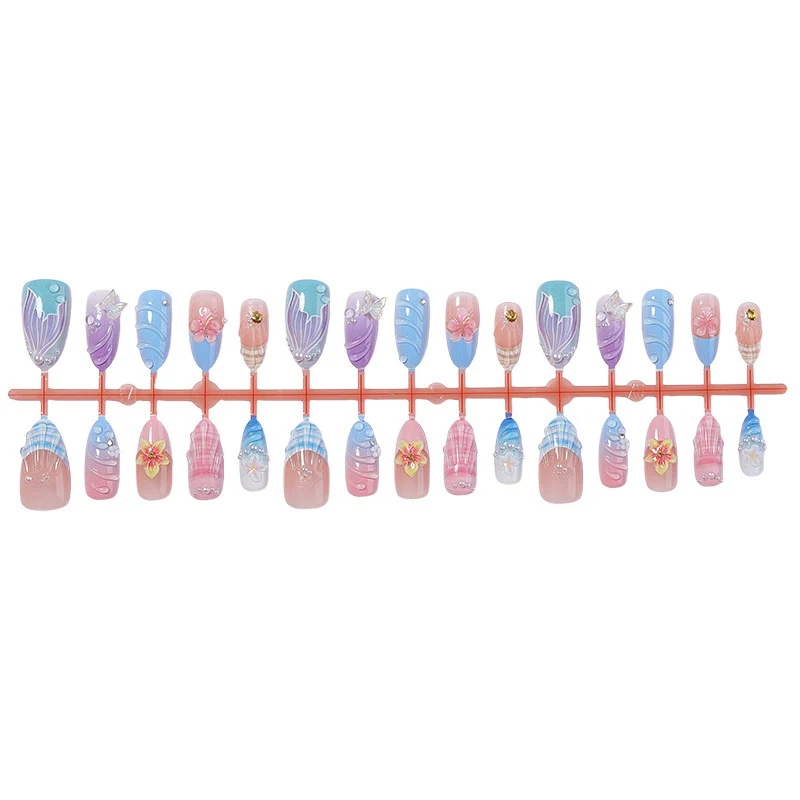 Kreatives Kunstnagelset mit floralen und farbenfrohen Akzenten Karnz
