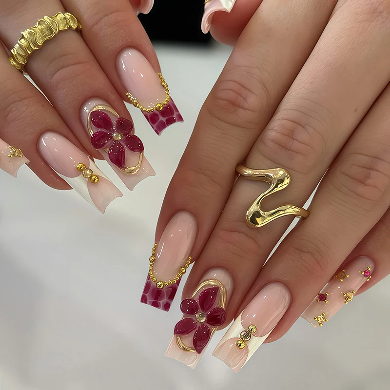 Kreatives Kunstnagelset mit floralen und eleganten Verzierungen Karnz