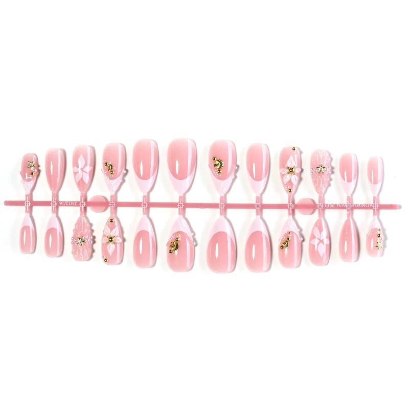 Kreatives Kunstnagelset mit floralen und eleganten Akzenten Karnz