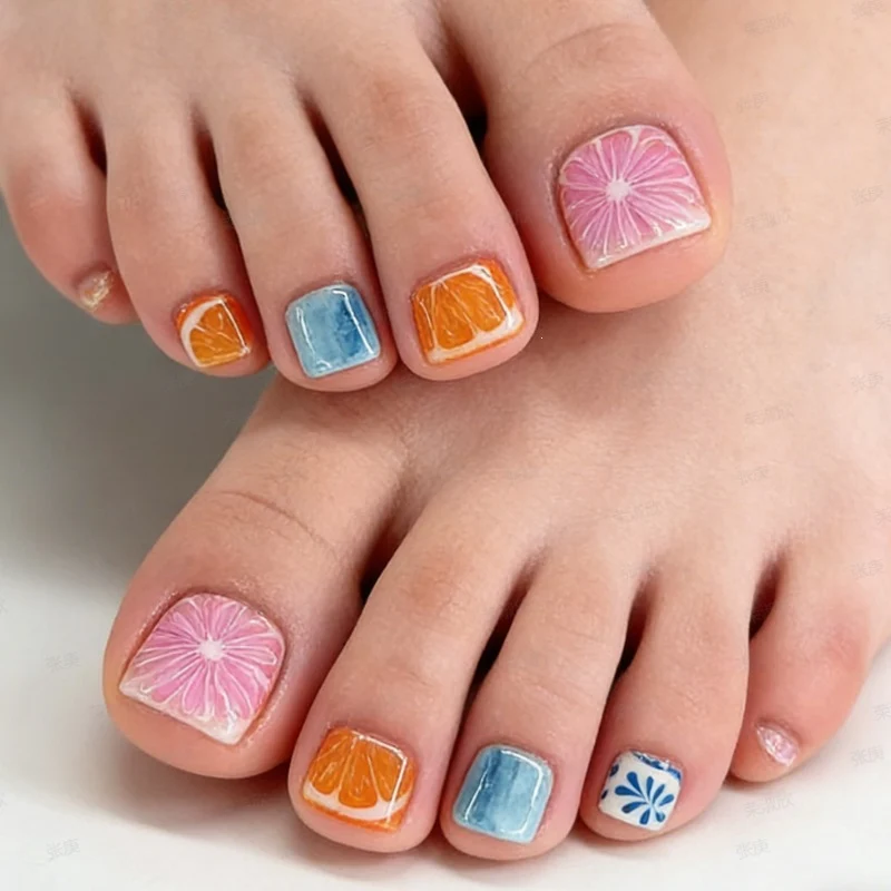 Kreatives Kunstnagelset mit floralen und bunten Designs Karnz