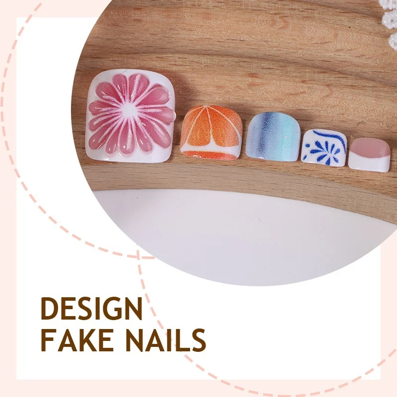 Kreatives Kunstnagelset mit floralen und bunten Designs Karnz