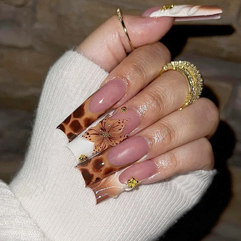 Kreatives Kunstnagelset mit floralen Akzenten und Ombre-Effekt Karnz