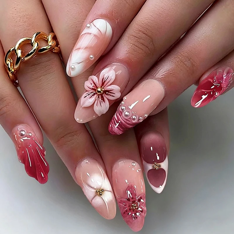 Kreatives Kunstnagelset mit floralen Akzenten und Glitzerverzierungen Karnz