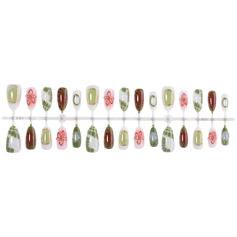 Kreatives Kunstnagelset mit floralen Akzenten und Glitzerverzierungen Karnz