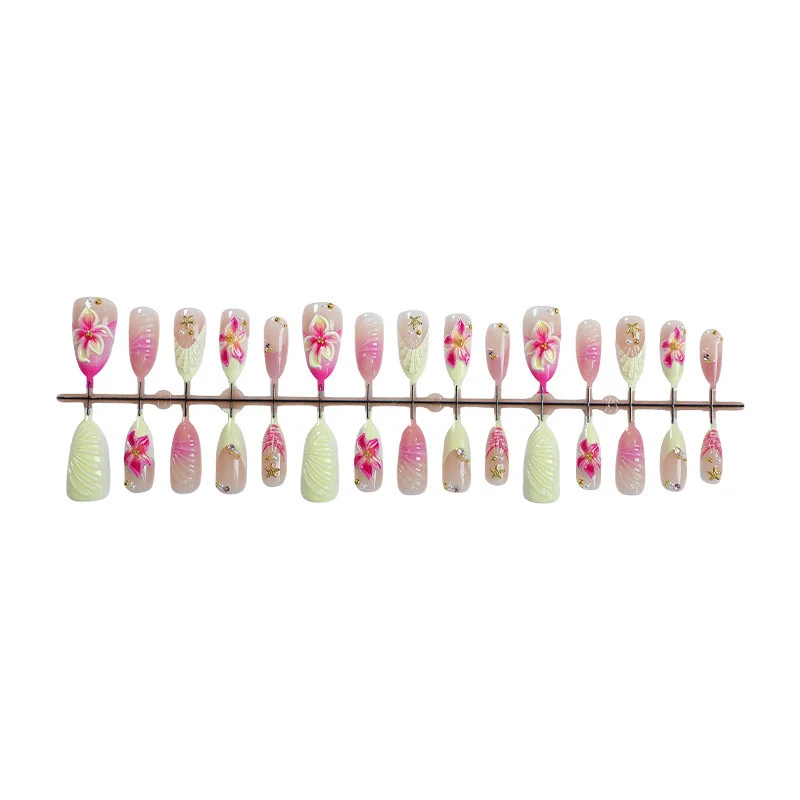 Kreatives Kunstnagelset mit floralen Akzenten und Glitzerverzierungen Karnz