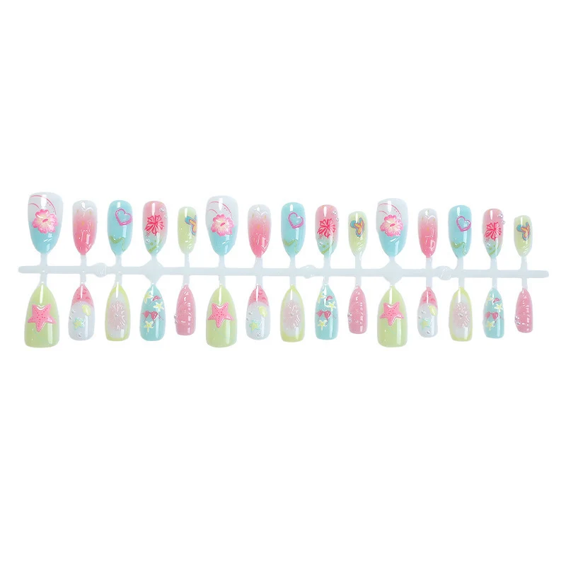 Kreatives Kunstnagelset mit floralen Akzenten und Glitzerverzierungen Karnz