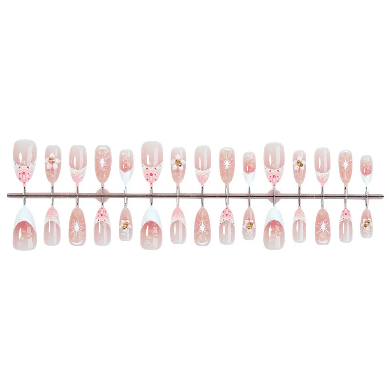 Kreatives Kunstnagelset mit floralen Akzenten und Glitzerverzierungen Karnz