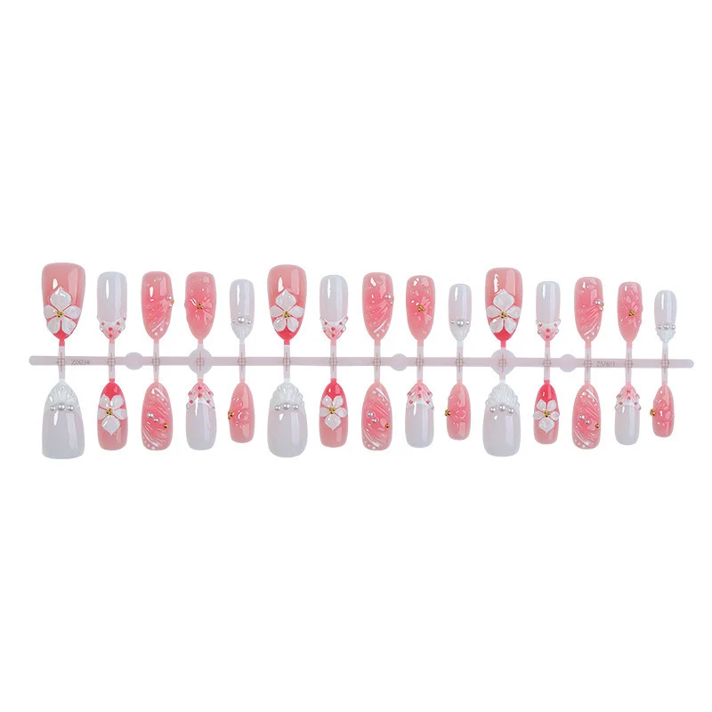 Kreatives Kunstnagelset mit floralen Akzenten und Glitzerverzierungen Karnz