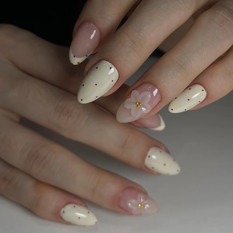 Kreatives Kunstnagelset mit floralen Akzenten und Glitzer Karnz
