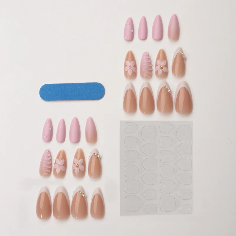 Kreatives Kunstnagelset mit floralem und schimmerndem Design Karnz
