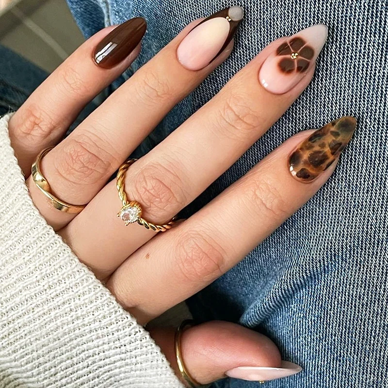 Kreatives Kunstnagelset mit floralem und Leoparden-Muster Karnz