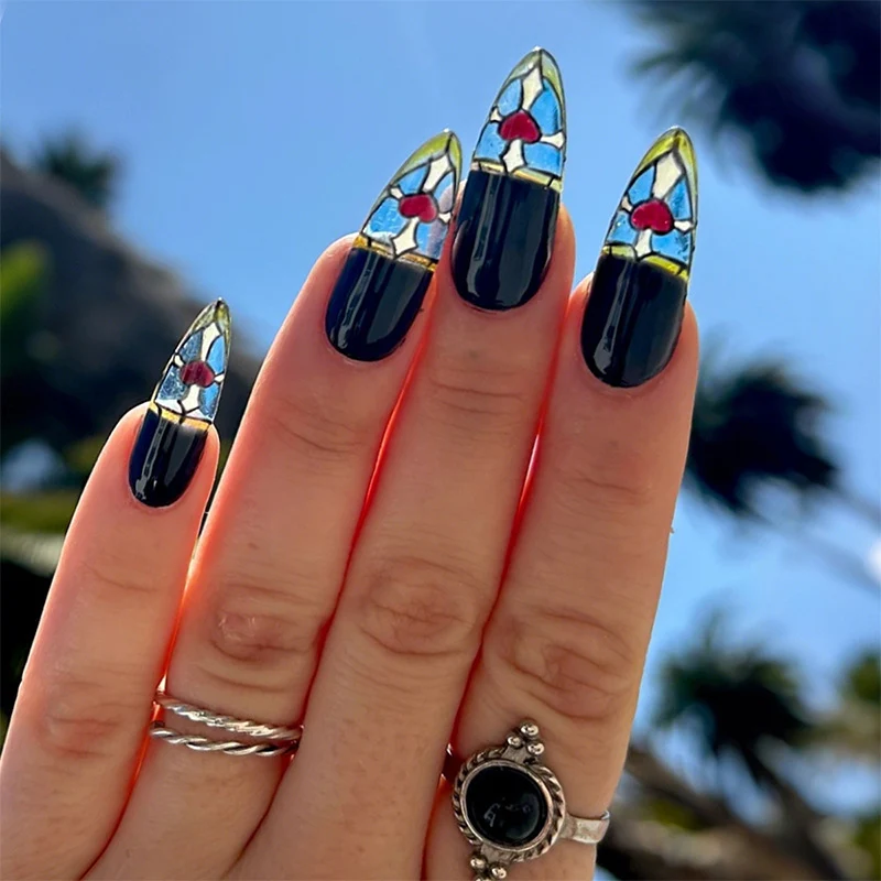 Kreatives Kunstnagelset mit floralem Glasmalerei-Design Karnz
