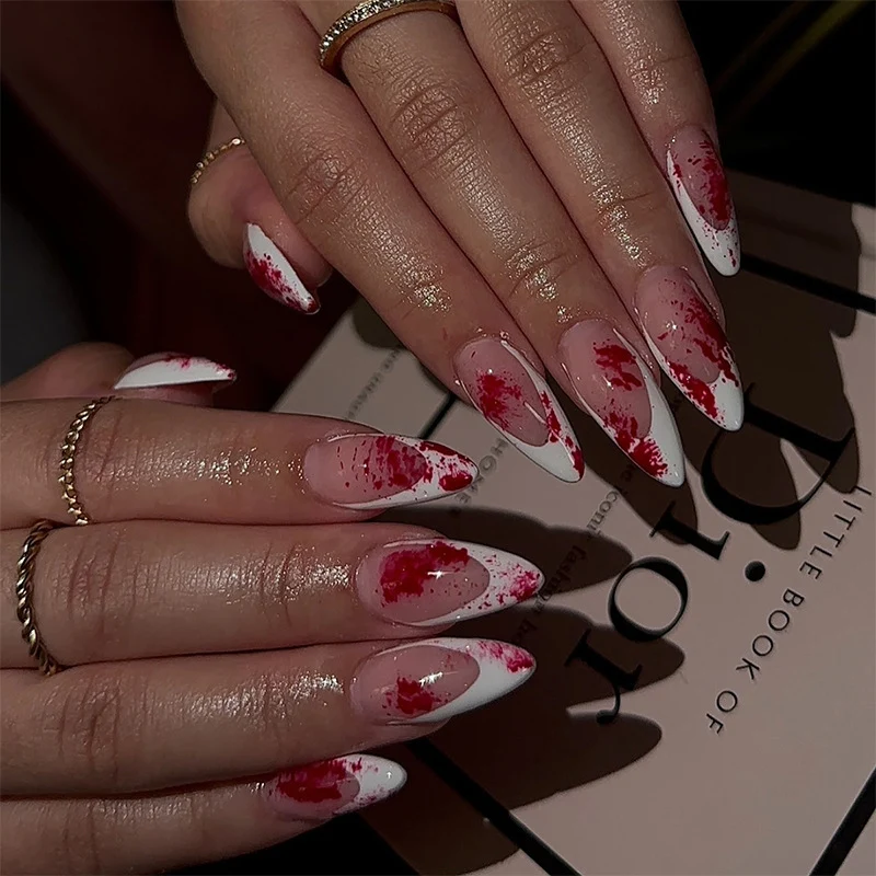 Kreatives Kunstnagelset mit floralem Design Karnz