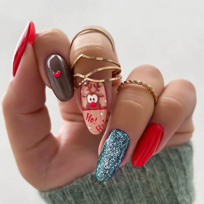 Kreatives Kunstnagelset mit festlichen Weihnachts-Designs und Glitzerakzenten Karnz