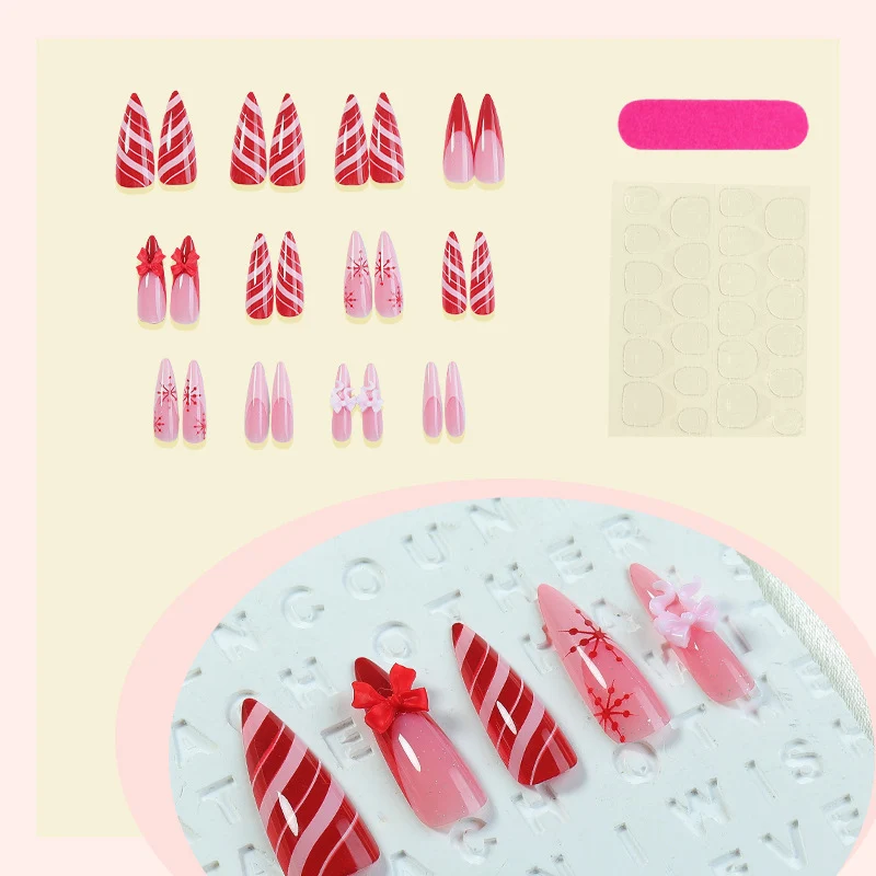 Kreatives Kunstnagelset mit festlichen Motiven und verzierten Akzenten Karnz