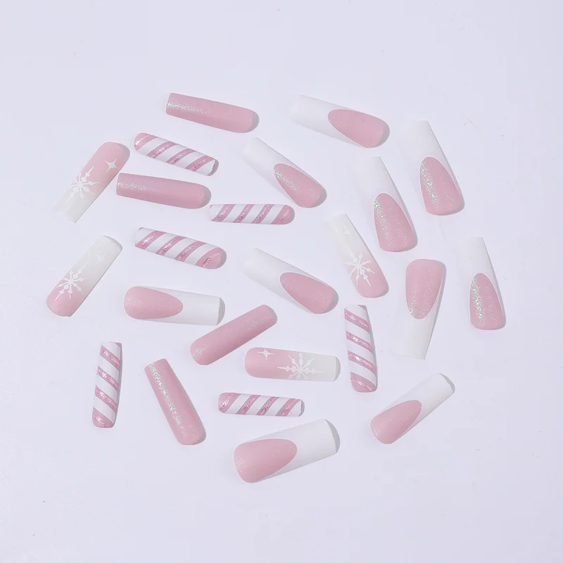 Kreatives Kunstnagelset mit festlichem Zuckerstangen-Design und glitzernden Akzenten Karnz