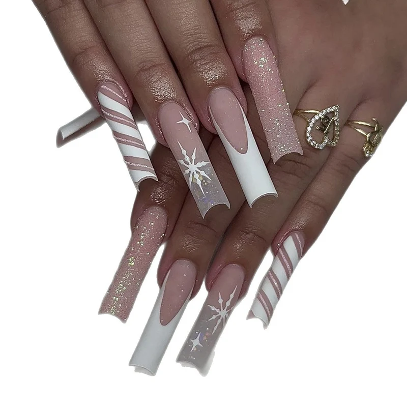 Kreatives Kunstnagelset mit festlichem Zuckerstangen-Design und glitzernden Akzenten Karnz