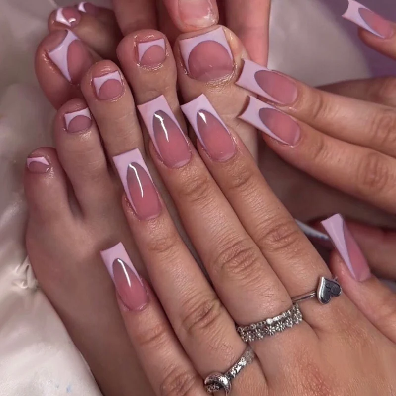 Stylisches Frenched Nagel- und Zehensatz Karnz
