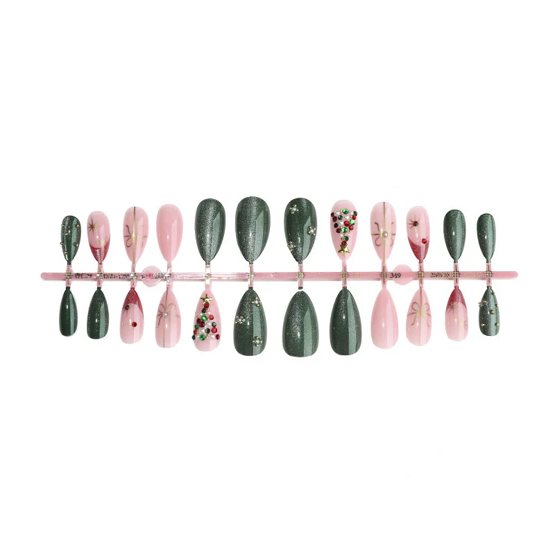 Festliches Kunstnagelset mit weihnachtlichen Motiven und Glitzerakzenten Karnz