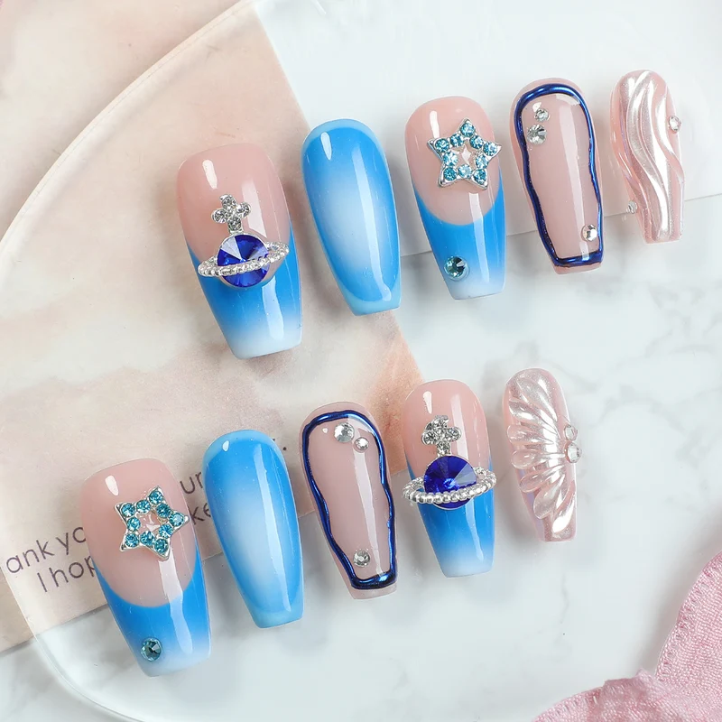 Elegantes Kunstnagelset mit zarten Ombre-Effekten und funkelnden Details Karnz