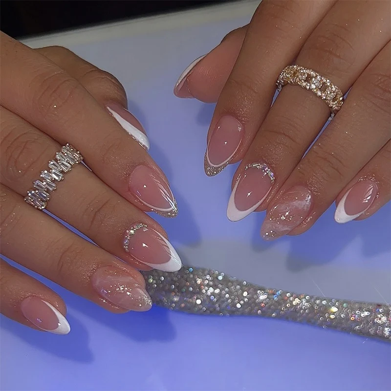 Elegantes Kunstnagelset mit zarten Akzenten Karnz