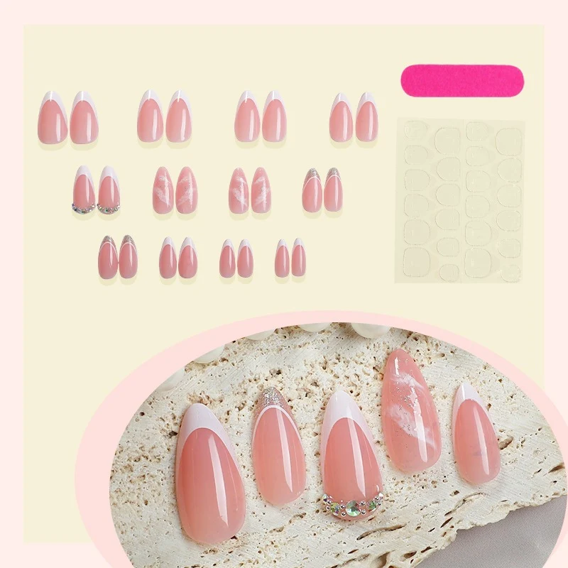 Elegantes Kunstnagelset mit zarten Akzenten Karnz