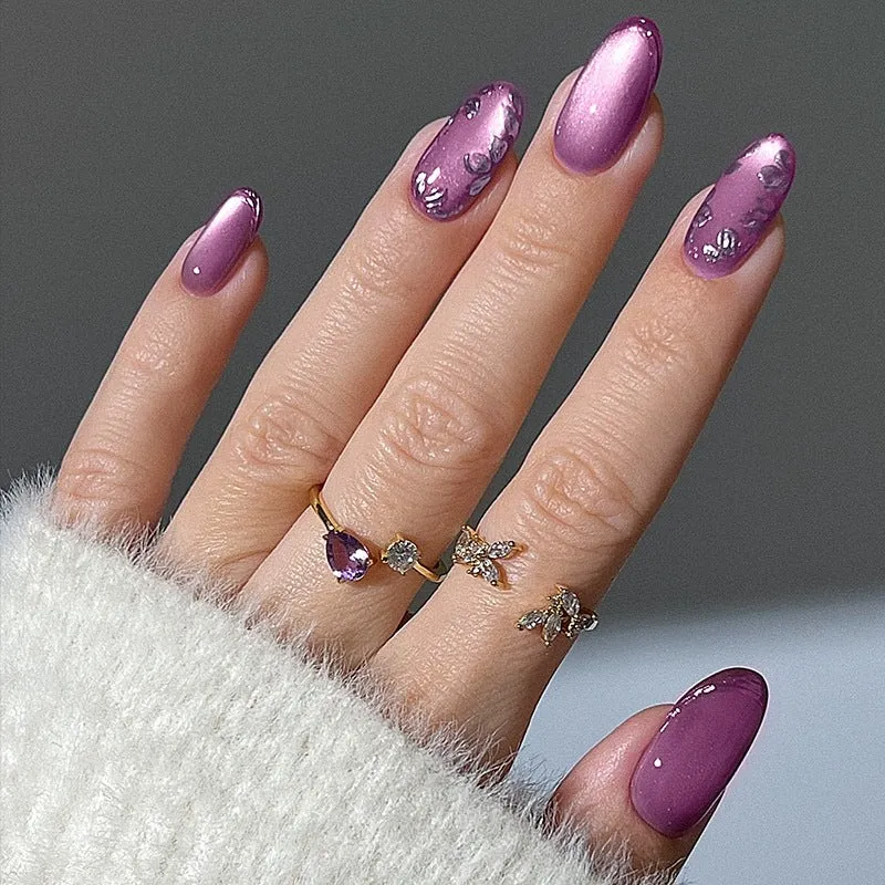 Elegantes Kunstnagelset mit schimmernden Akzenten und dekorativen Designs Karnz
