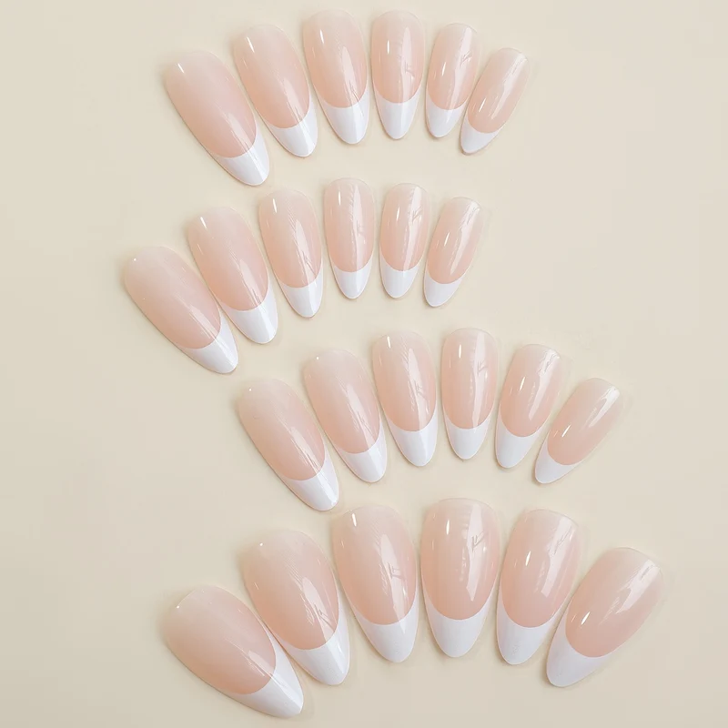 Elegantes Kunstnagelset mit klassischen French-Tips Karnz