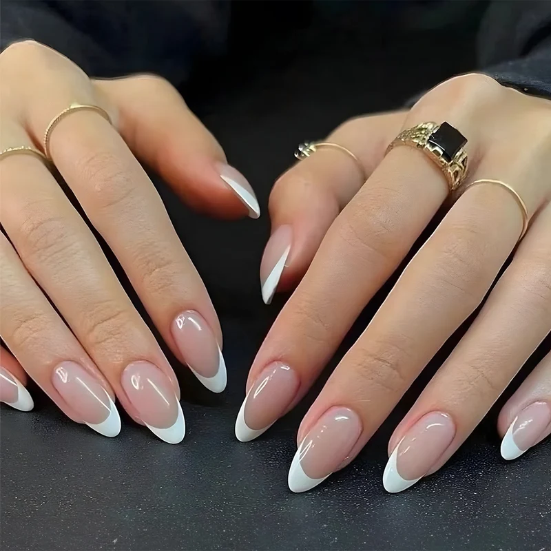 Elegantes Kunstnagelset mit klassischen French-Tips Karnz