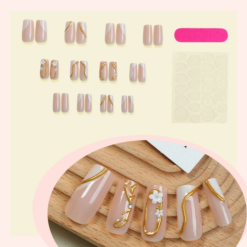 Elegantes Kunstnagelset mit goldenen Akzenten und floralen Details Karnz