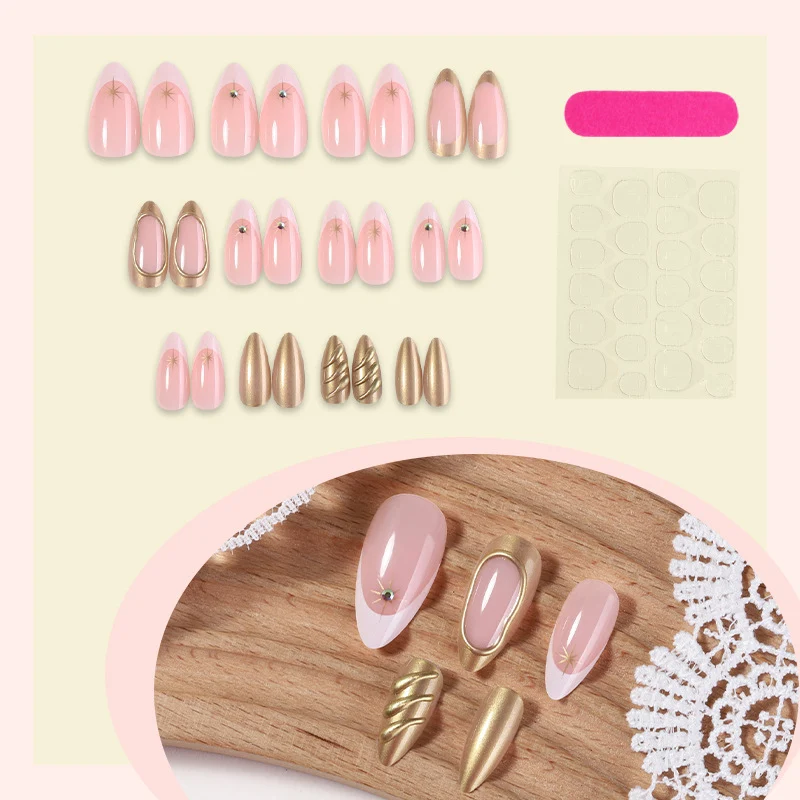 Elegantes Kunstnagelset mit goldenen Akzenten Karnz