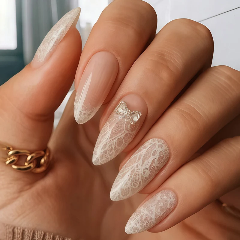 Elegantes Kunstnagelset mit Glitzerakzenten Karnz