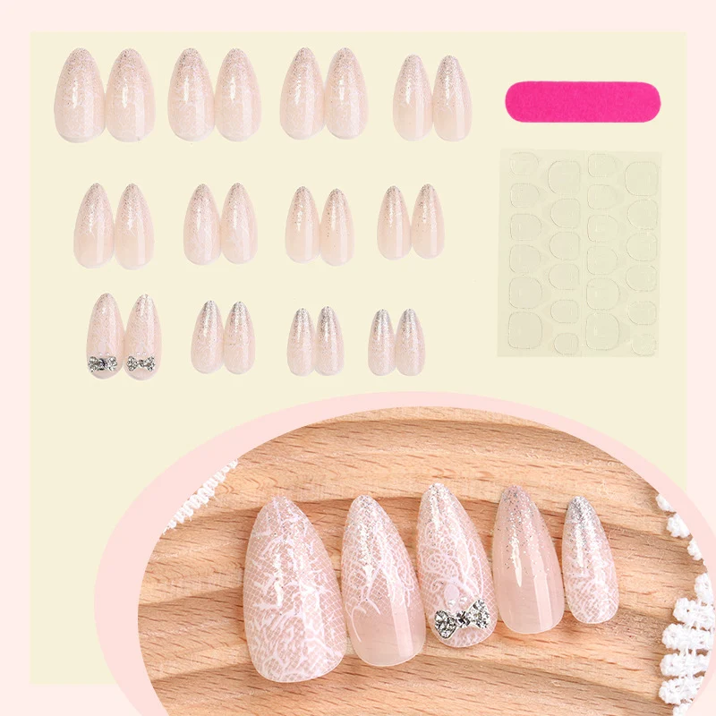 Elegantes Kunstnagelset mit Glitzerakzenten Karnz