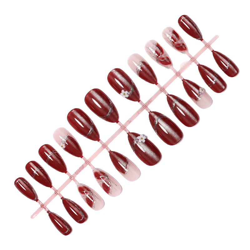 Elegantes Kunstnagelset mit Glitzer- und Blütenverzierungen Karnz