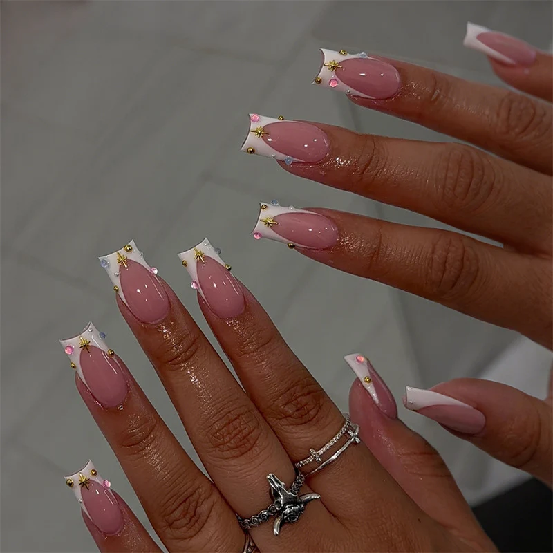 Elegantes Kunstnagelset mit floralem Design und Strass-Akzenten Karnz