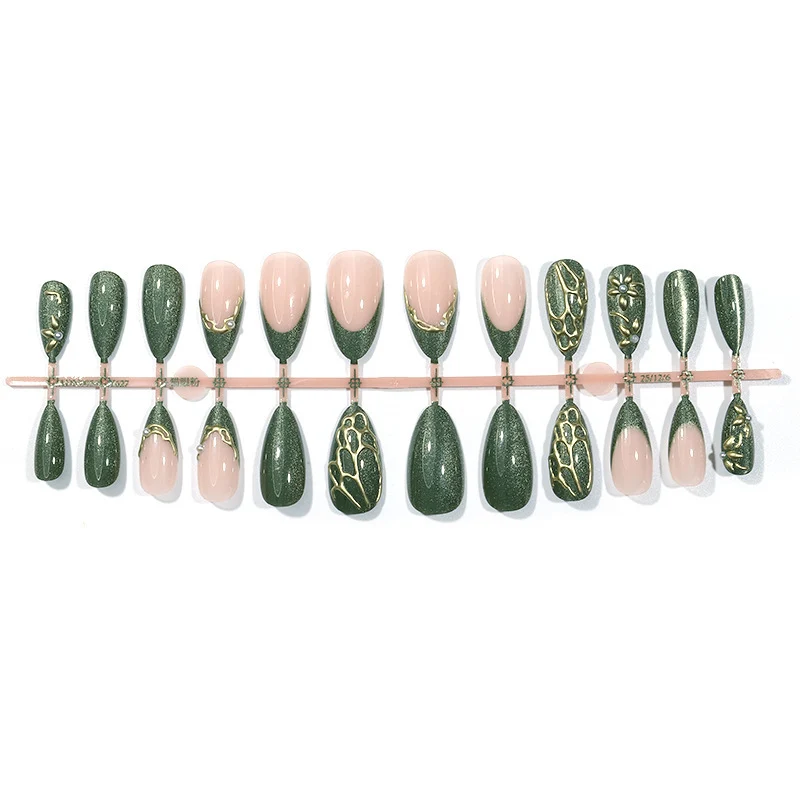 Elegantes Kunstnagelset mit filigranem Design und Goldverzierungen Karnz