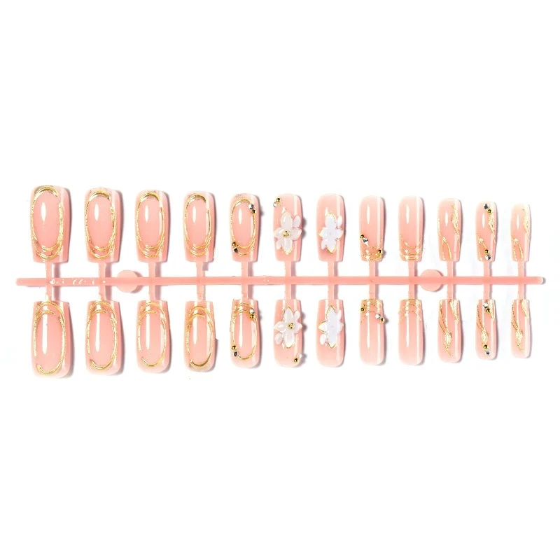 Elegantes Kunstnagelset mit dekorativen Blüten- und Goldverzierungen Karnz