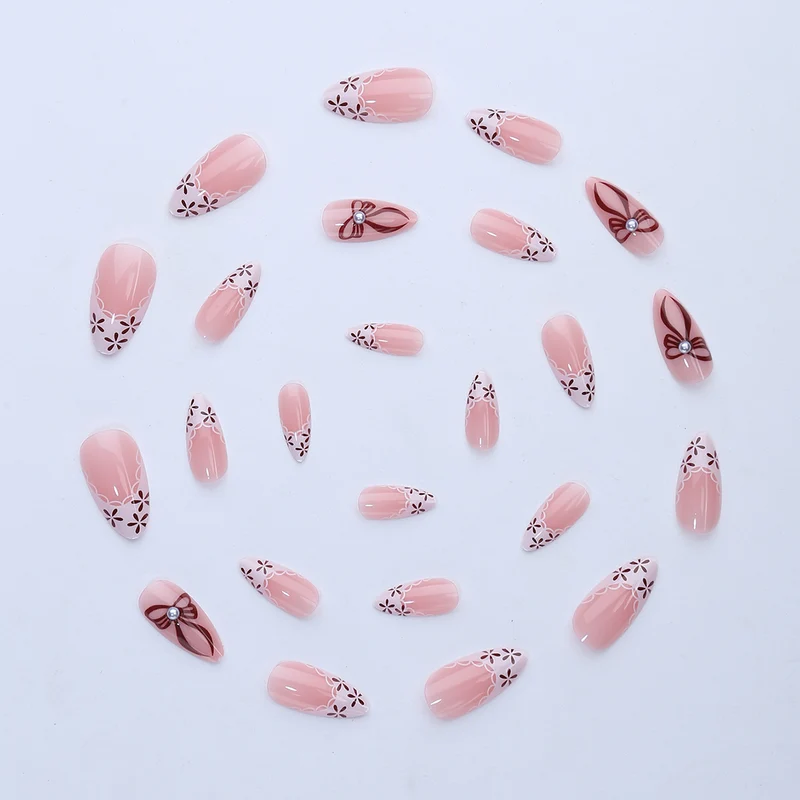 Elegantes Kunstnageldesign mit floralen Akzenten Karnz