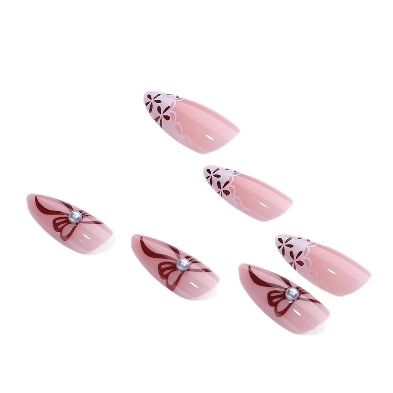 Elegantes Kunstnageldesign mit floralen Akzenten Karnz