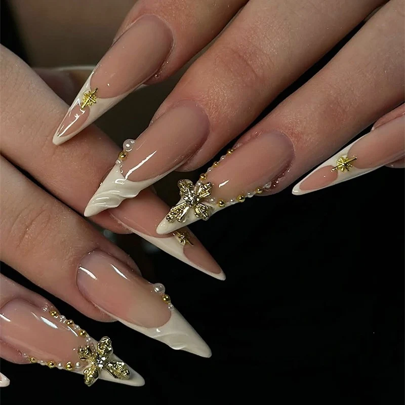 Elegantes künstliches Nagelset mit einzigartigen Verzierungen Karnz