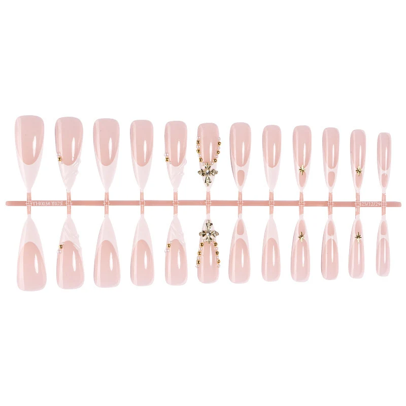 Elegantes künstliches Nagelset mit einzigartigen Verzierungen Karnz