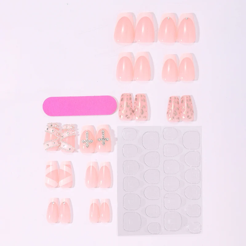 Elegante Nagelkunst mit Glitzer-Design Karnz