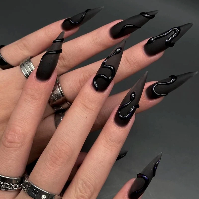 Elegante Kunstnägel mit schimmernden Verzierungen und kreativen Designs Karnz