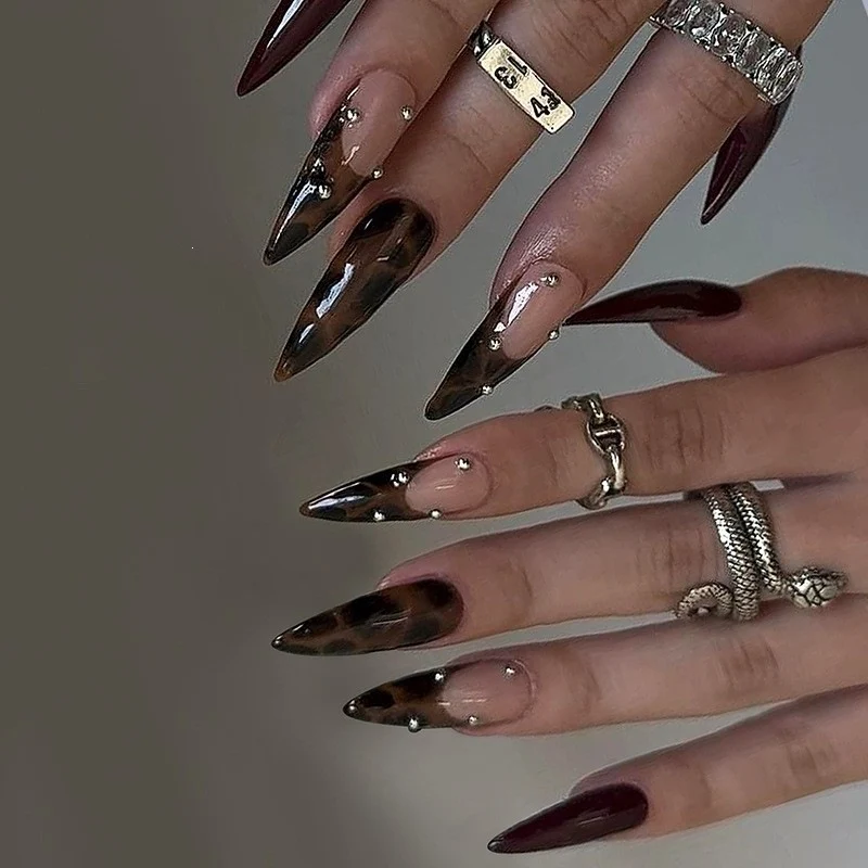 Elegante Kunstnägel mit schimmernden Verzierungen und kreativen Designs Karnz