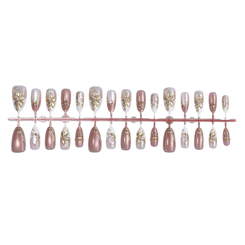 Designer Kunstnagelset mit floralen Akzenten und glitzernden Details Karnz