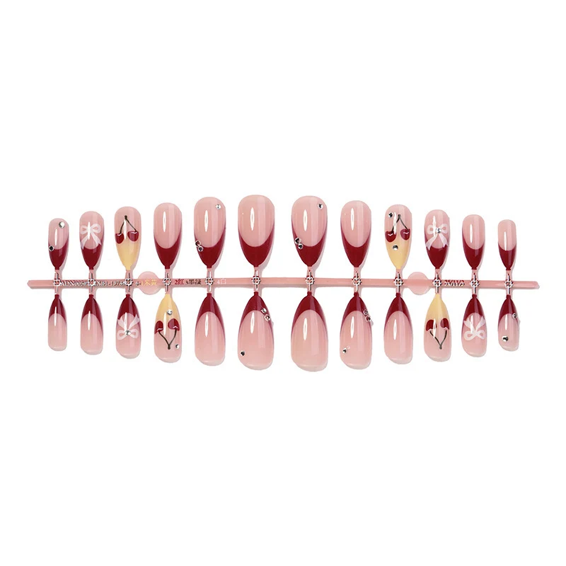 Designer Kunstnagelset mit elegantem Spitzen-Design Karnz